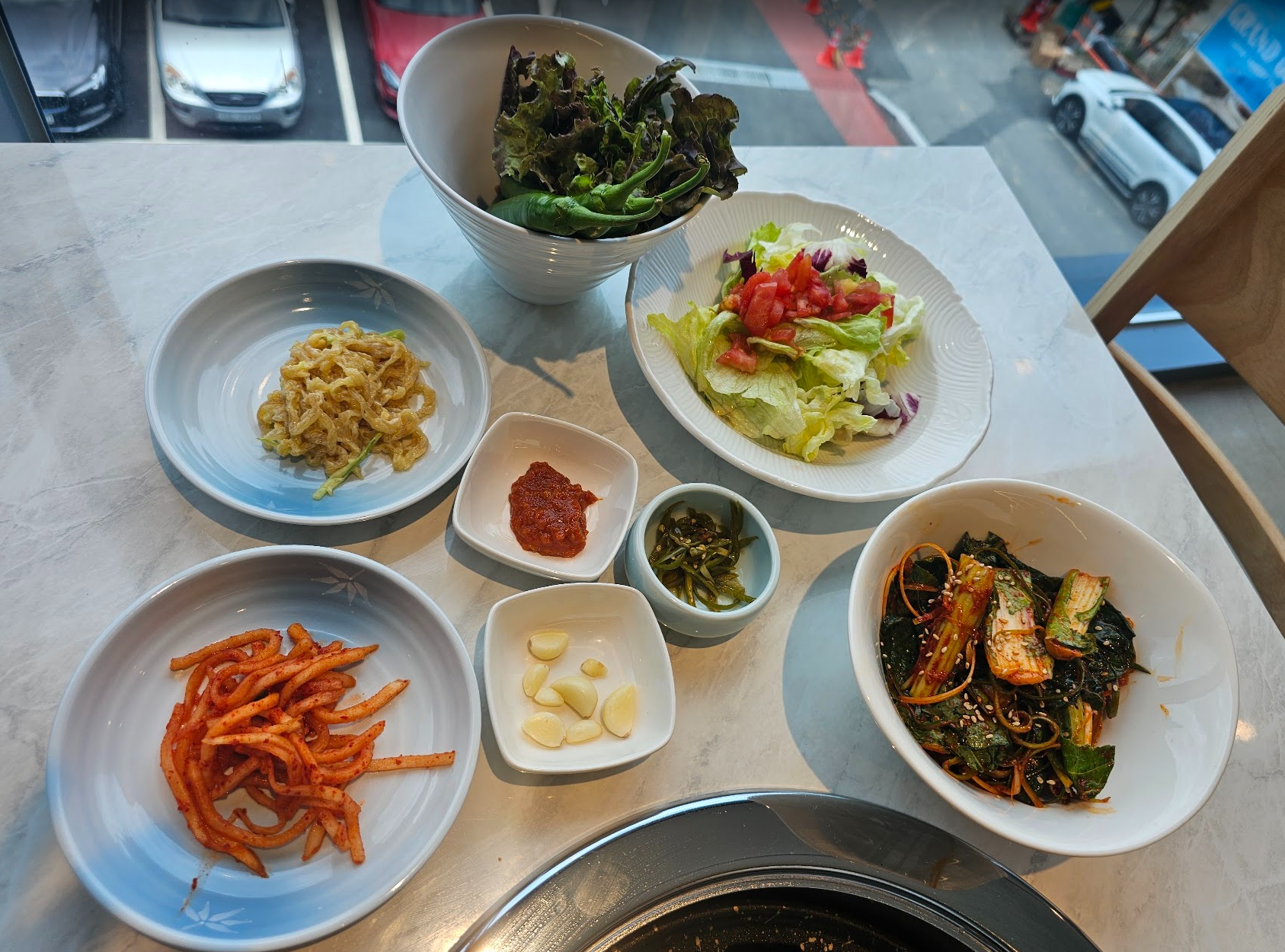 한 상 가득 차려진 모습