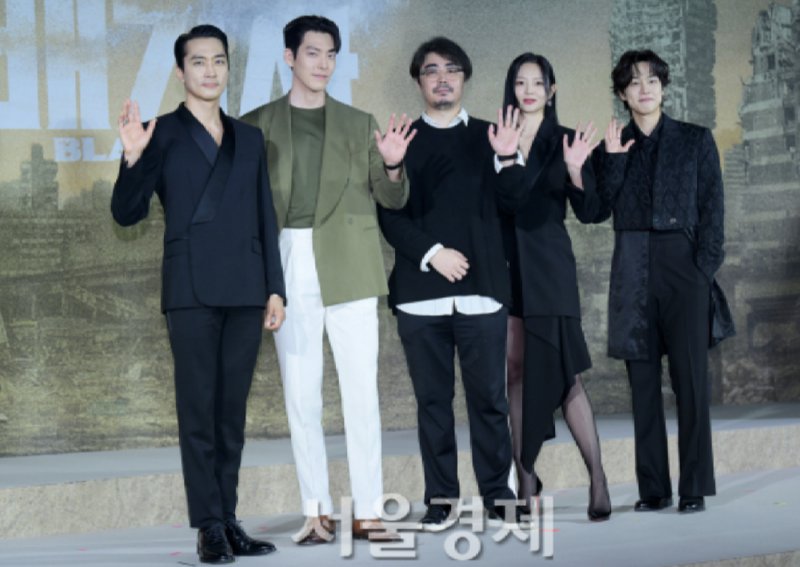 혼자만 드레스 코드를 몰랐던 사람들 .jpg