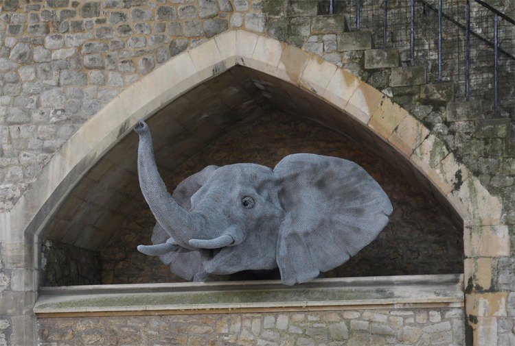 철사와 철망으로 만들어진 살아있는 듯한 야생동물