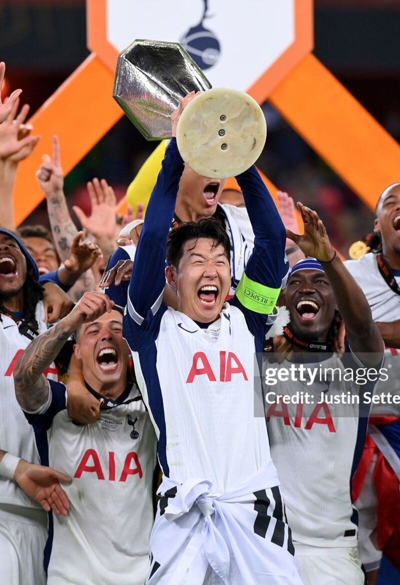 손흥민 트로피 드는 장면