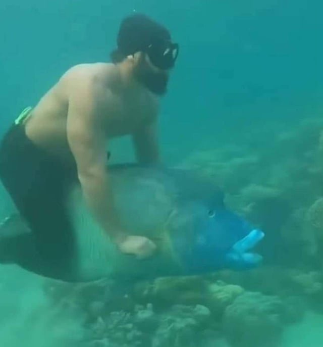 바다에서 사진을 찍으려니까 좀 어섹하네요.