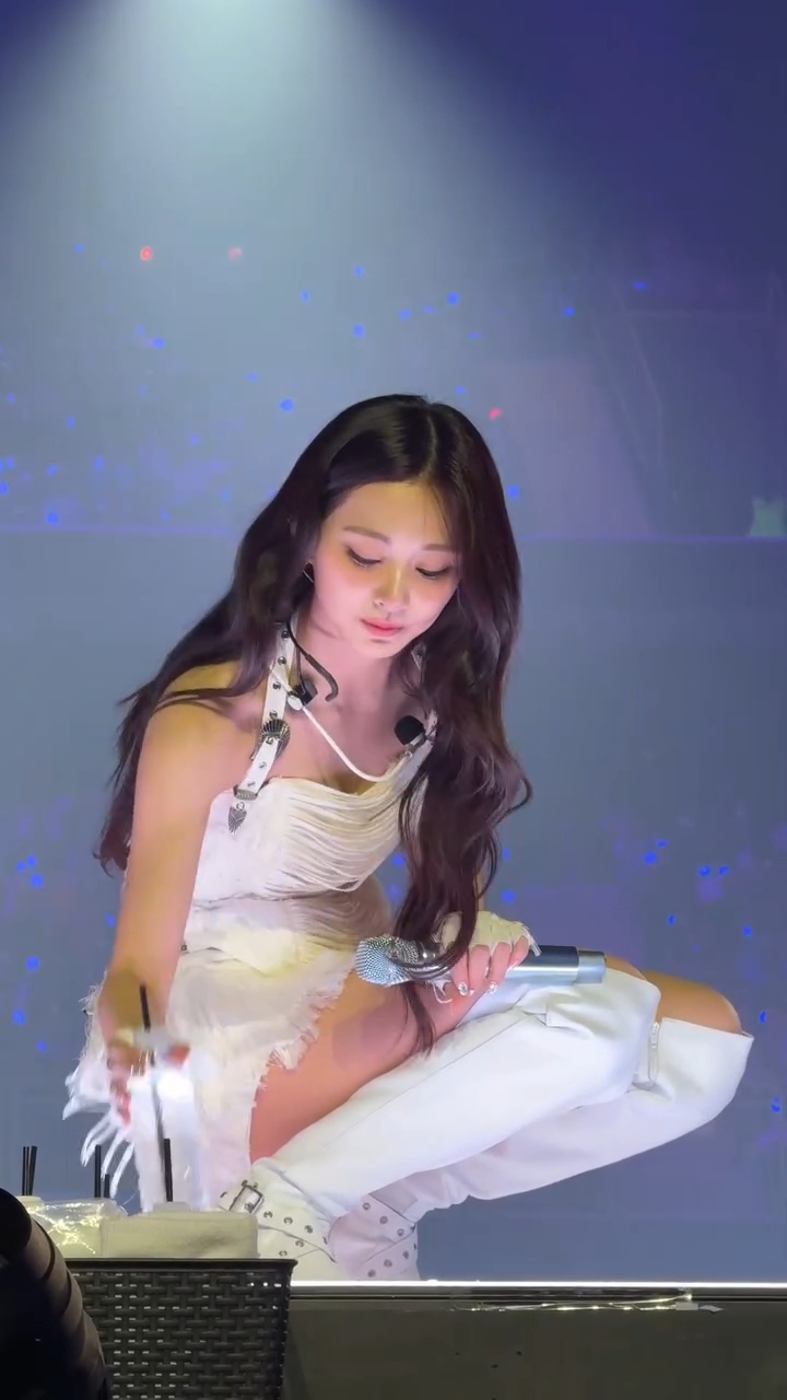 콘서트 중 물마시는 쯔위.jpgif