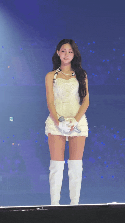 콘서트 중 물마시는 쯔위.jpgif