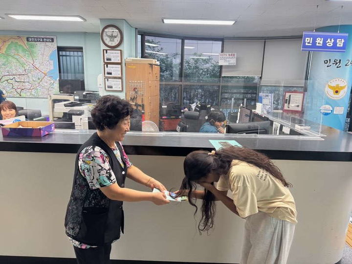 등록금 잃어버린 외국인 유학생 gif