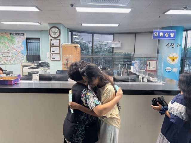 등록금 잃어버린 외국인 유학생 gif