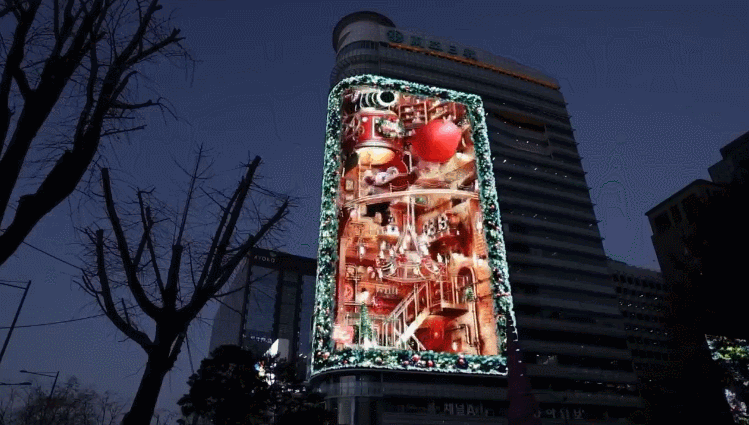 광화문 전광판에 뜬 초대형 산타클로스 ㄷㄷ