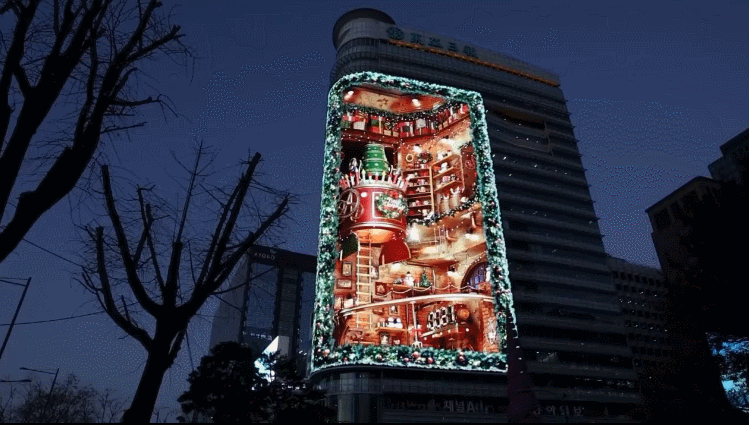 광화문 전광판에 뜬 초대형 산타클로스 ㄷㄷ