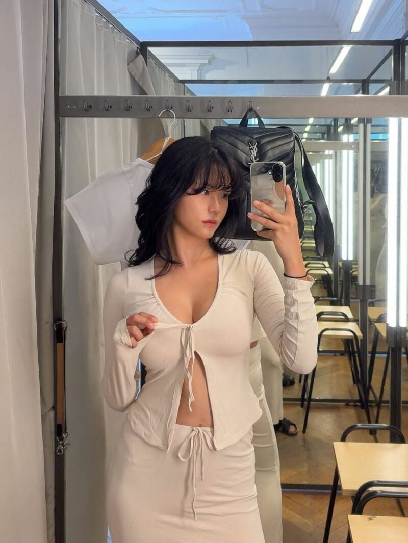 ㅇㅎ) 옷 피팅하는 미모의 처자..jpg