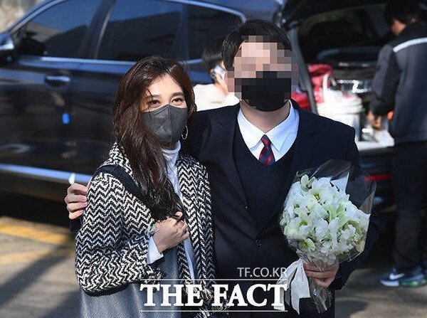 백화점에서 엄마한테 떼쓰던 아이 근황