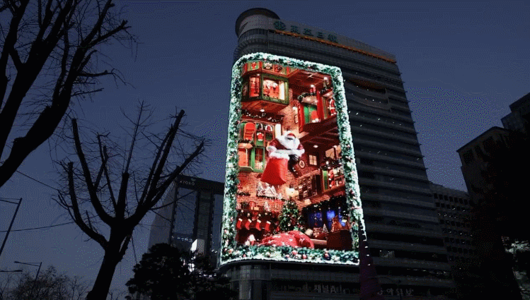 광화문 전광판에 뜬 초대형 산타클로스 ㄷㄷ